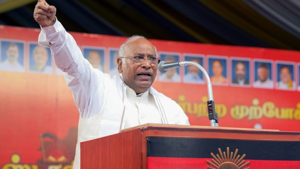 Mallikarjun Kharge Rebukes Factional Congress Workers Shouting “DK-DK” Chants